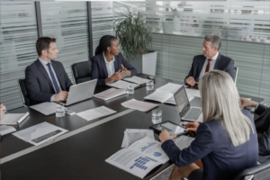 Führungskräfte bespreken Marketing-Dashboards, die Marketingdaten vertalen naar strategische Entscheidungssteuerung auf Vorstands- und Boardroom-Ebene.