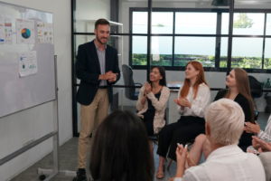 B2B marketing en salesteam in overleg over Journey Builder strategie en besluitvorming binnen Salesforce