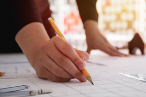 Person schreibt Notizen zur Darstellung von Marketingstrategie und Entscheidungsstrukturen