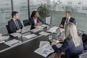 Bestuursoverleg waarin marketingdata wordt besproken ter ondersteuning van strategische besluitvorming